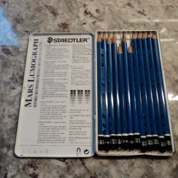 watercolour & sketching pencils & sketchbook - Picture 5 of 7